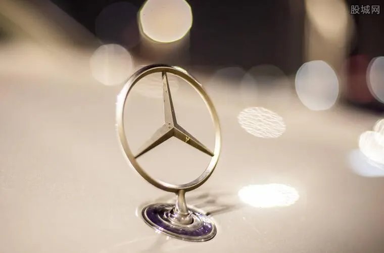 奔驰新车掉轮子 车主仅开15分钟就掉轮子怎么回事？