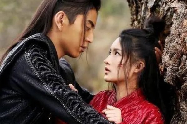 王大陆回应节目上抱李沁惹争议,对比于小彤的做法,他是不是有点过分?