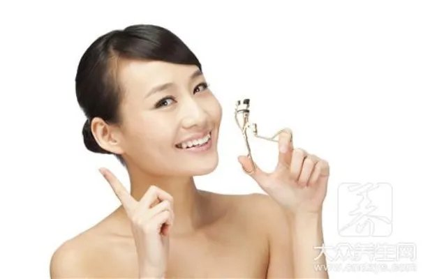 睫毛膏晕妆解决办法
