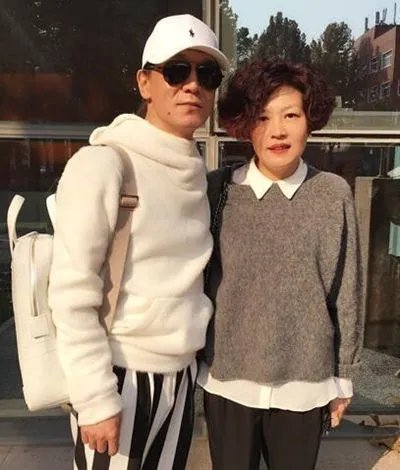 哈文女儿晒礼物引关注 妈妈转发微博质问女儿