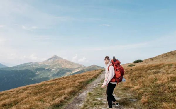 女孩说想爬山是暗示什么吗？