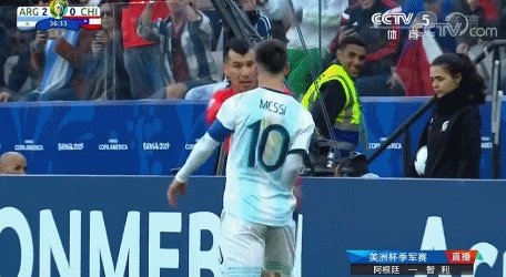 梅西的犯规真的到了被红牌罚下的程度吗？