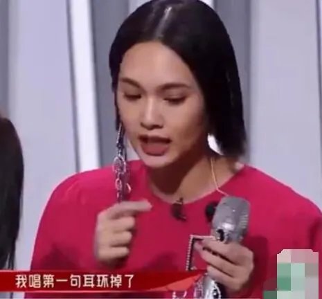 杨丞琳边唱边接住耳环是怎么回事 杨丞琳边唱边接住耳环是什么情况