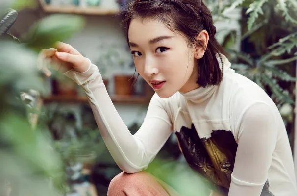 娱乐圈十大小脸女星排行榜：周冬雨上榜，第九乃“巴掌脸”