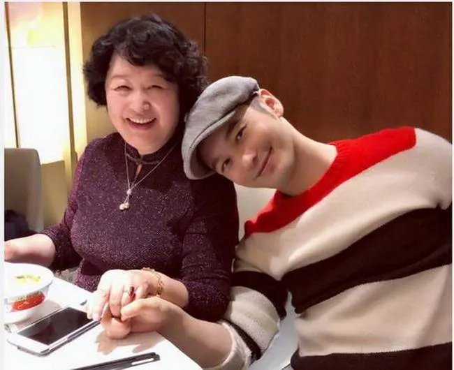 黄晓明如何为母亲庆生？