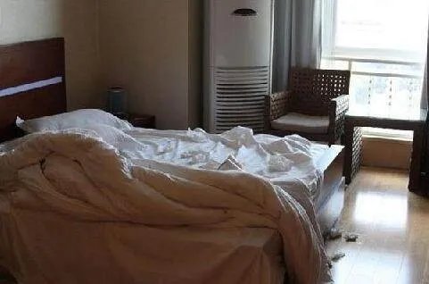 情侣退房,服务员打开门后惊呆（图）
