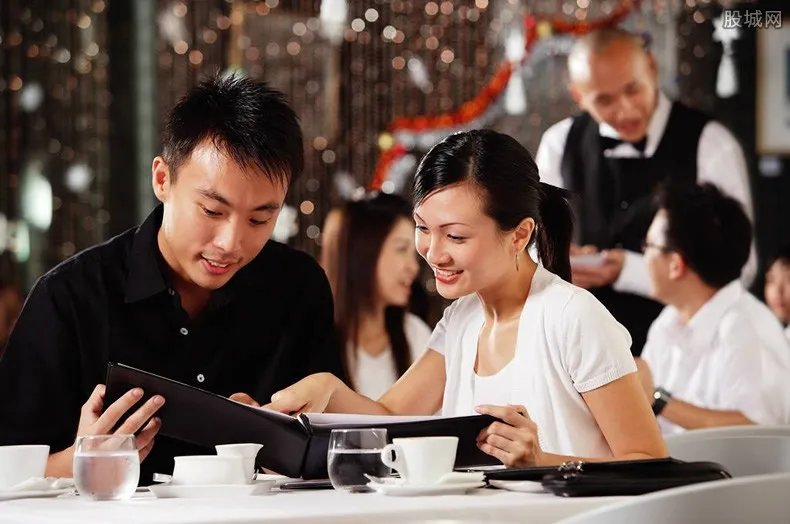 景区饭店一顿3670元 其中两只螃蟹近千元