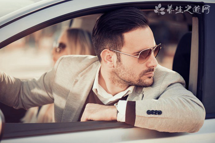 高速上爆胎该怎么办