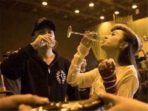 冯绍峰在追赵丽颖吗恋情真假 赵丽颖回应冯绍峰恋情有可能相爱吗