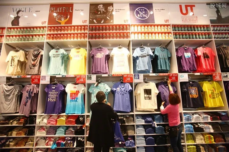 优衣库T恤遭哄抢 联名款T恤为什么这么火？