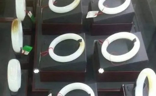 如何看待游客跟团被导游强制买玉石这件事？