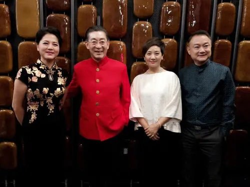 六小龄童晒合照庆结婚33周年，他和妻子是如何相识的？