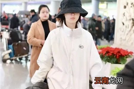 周冬雨时尚街拍穿搭，娇小身材穿出减龄活力