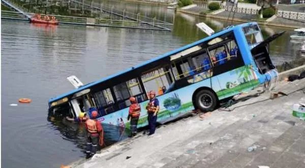 贵州冲进水库大巴内有高考学生,大巴为何被冲进了水库?