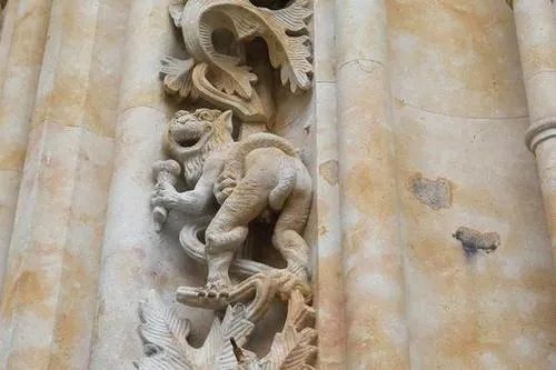 西班牙萨拉曼卡市一个远古大教堂上为何有着神秘的太空人浮雕?