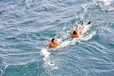 河南一女子为救儿子，从十米高桥跳下双双溺水，事件的背后我们该反思什么？