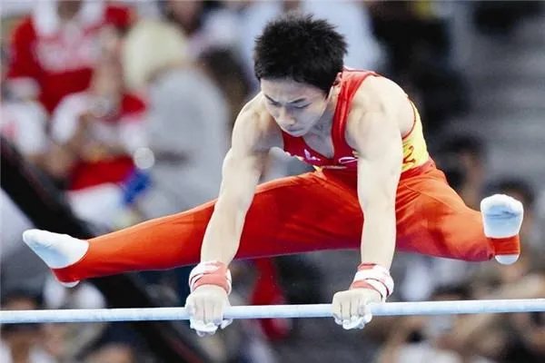 自由体操是奥运会竞技体操项目，该项目的比赛场地是如何规定的？