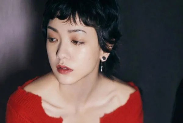 娱乐圈十大小脸女星排行榜：周冬雨上榜，第九乃“巴掌脸”