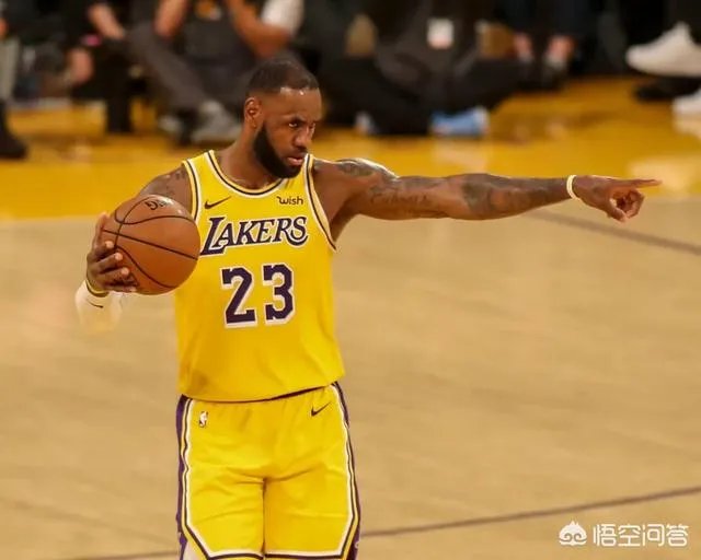 詹姆斯转身暴扣，又当着2万球迷秀肌肉，麦基实力模仿的太逗，怎么评价？