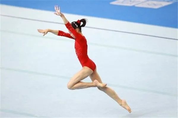 自由体操是奥运会竞技体操项目,该项目的比赛场地是如何规定的?