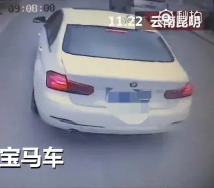 昆明宝马车主疑开“斗气车”遭公交追尾，事后称“记不清是否踩了刹车”，怎么看？