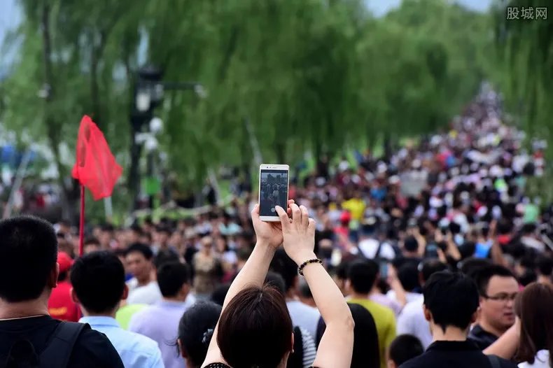 张文宏谈十一出行 外出游玩要保持健康和卫生