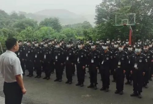 深圳地铁保安要求乘客给外国人让座，这名保安为什么要这么做？