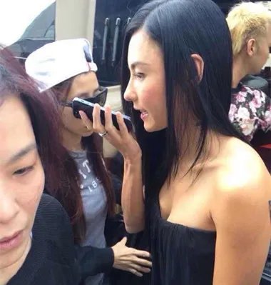 张柏芝低胸装亮相 其实女神现在是有子万事足