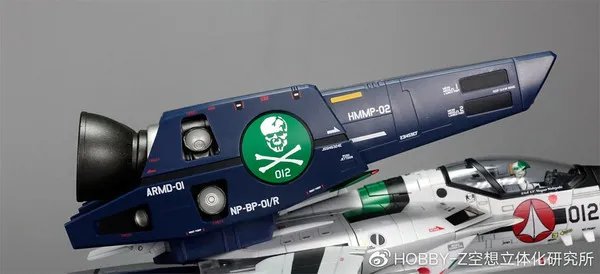 万代 DX超合金TV版VF-1S罗伊·福卡特别型