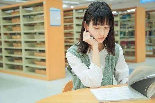 陈都灵是哪一年被评选为校花校草“女神排行榜”冠军?