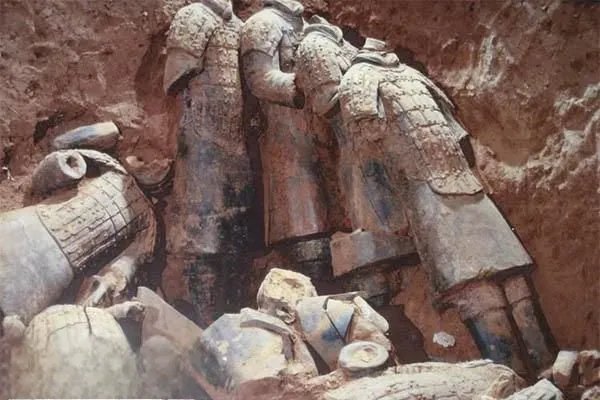 一种新兵马俑被发现 下下级军吏俑出土引关注