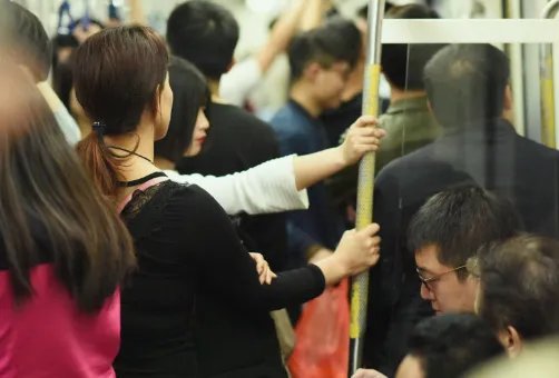 深圳地铁保安要求乘客给外国人让座，这名保安为什么要这么做？