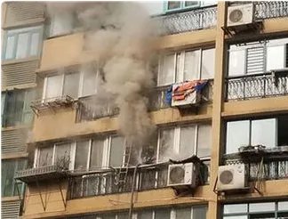 军人休假期间三闯火海救人结果如何？