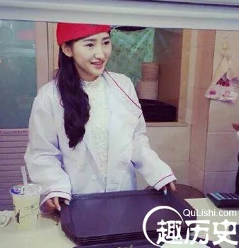 江西高校“食堂女神”走红 生活照曝光