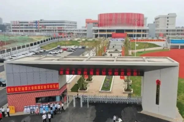 强制毕业生换10人寝，对此事湘潭大学是怎样回应的