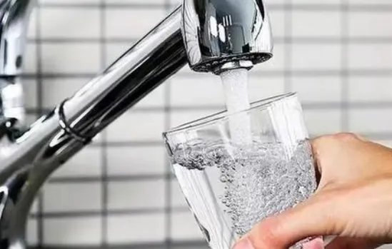 你觉得公司回应保洁员喝便池水,是不是公司在甩锅?