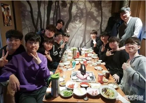 SKT今天迎新聚会,网友评论“比散伙饭吃的好”,你怎么看?