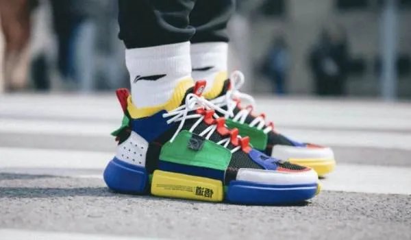 老外中国尊上跳伞违法没?