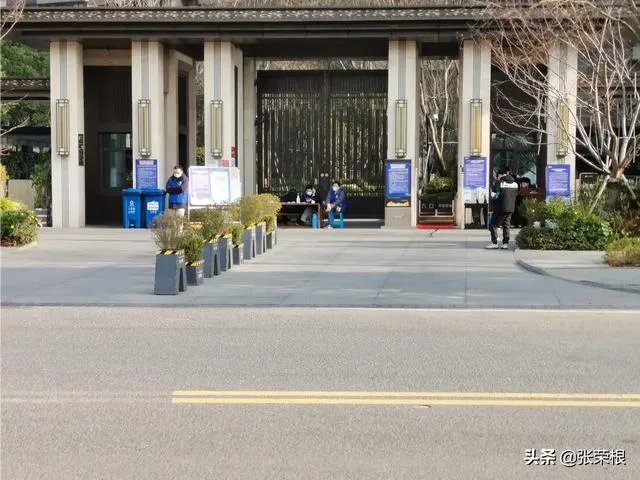 如何看待美国多个机场大量乘客滞留?