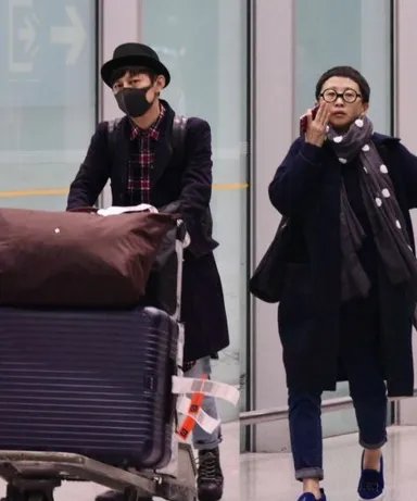 谁与何炅微博互动大玩同年囧照 何炅与老婆情史曝光