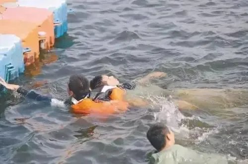 河南一女子为救儿子，从十米高桥跳下双双溺水，事件的背后我们该反思什么？