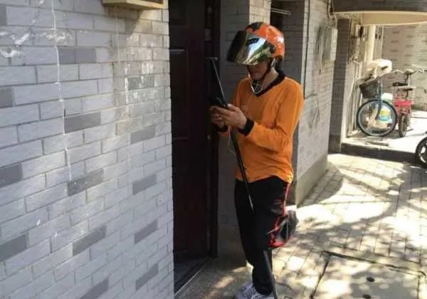 高校外卖堆积，外卖员称月入两三万这是真的吗？