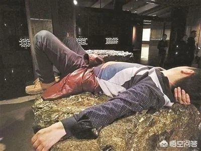 男子躺在三星堆博物馆展品上被曝光，你见过哪些在博物馆里的不文明行为？如何遏制这种现象？