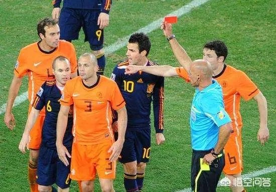 足球红牌罚下可以上替补么