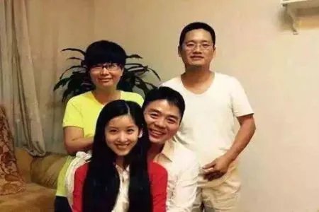 奶茶妹妹刘强东饭后屋内合影曝光 刘强东遭网友调侃老过岳父