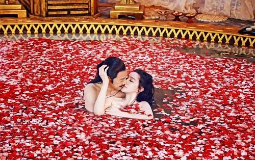 微博范冰冰赤祼全身图片曝光 与张丰毅水中激情缠绵