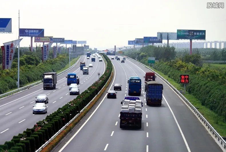 男子带涂料改路标 涂料价格多少钱一桶