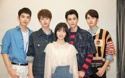 梁靖康给沈月剥瓜子关系暧昧在一起了 沈月梁靖康亲昵照越来越作