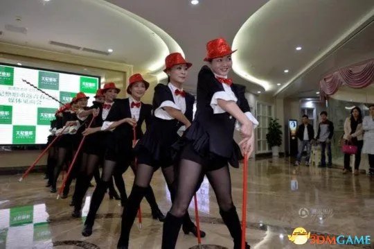 12名大妈为上春晚集体整容：60岁年龄18岁好身材