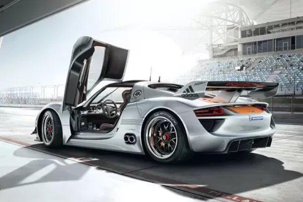 女子深夜坐在保时捷内大哭,为何人们的焦点放在保时捷豪车上?